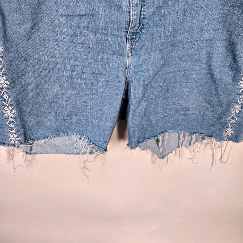 Levis Womens Classic Shorts Denim Size 22W Light Wash Floral Embroidered Raw Hem - Picture 2 of 10